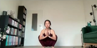 Học viên ngồi xổm, hai tay chắp trước ngực.