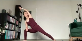 Học viên ở góc vươn bên sau khi vào từ chó úp mặt.