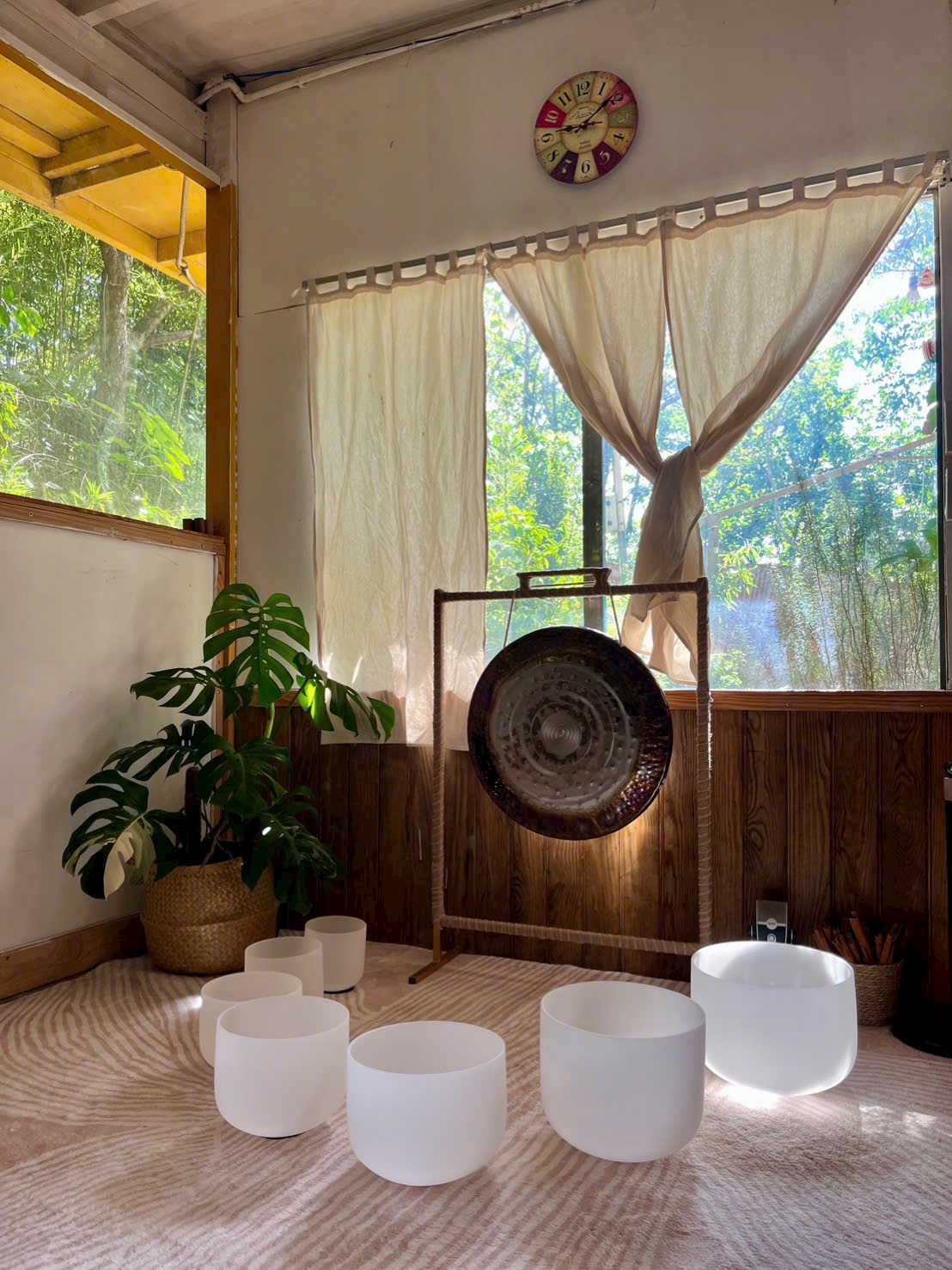 Không gian chuông thạch anh và gong tại studio Giang Metta Đà Lạt