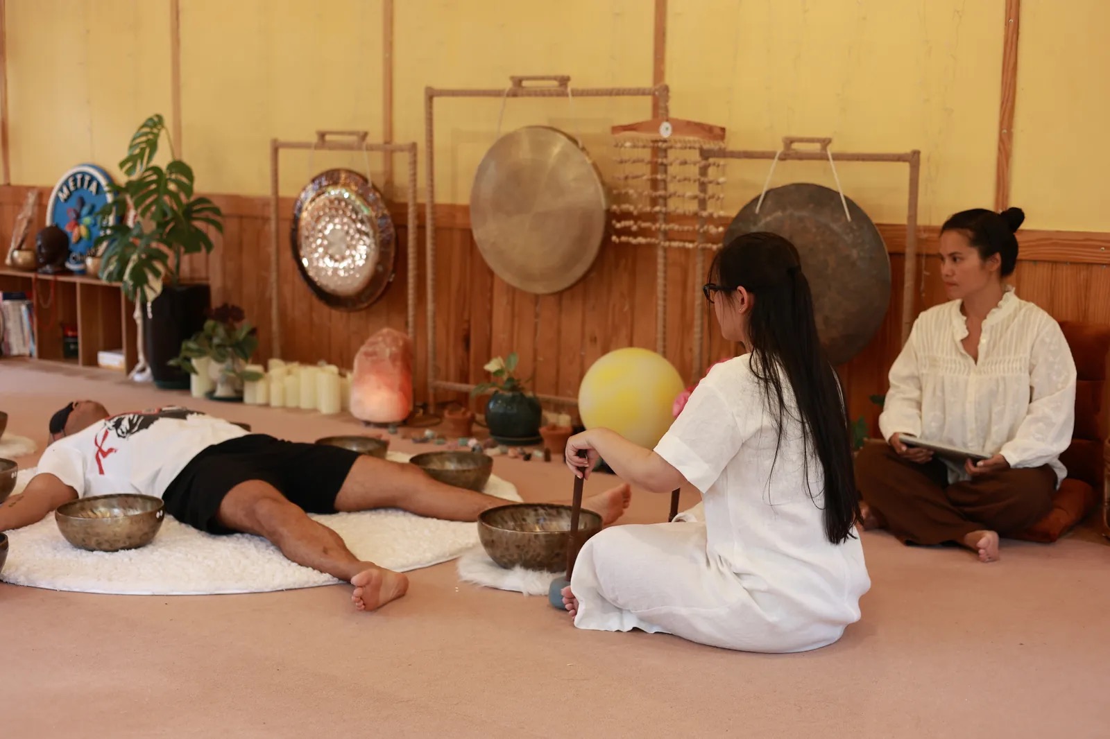 Giang Hoang hướng dẫn học viên trong buổi thực hành chuông xoay với gong tại studio Metta