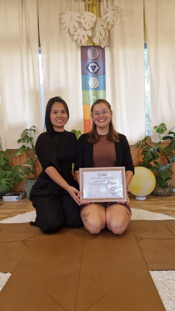 Emma cầm chứng nhận hoàn thành khóa học của Giang Metta Academy trong phòng tập ở Đà Lạt.