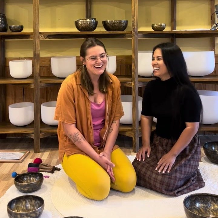 Giang Hoang và học viên Emma cùng bật cười bên kệ chuông xoay tại studio Đà Lạt