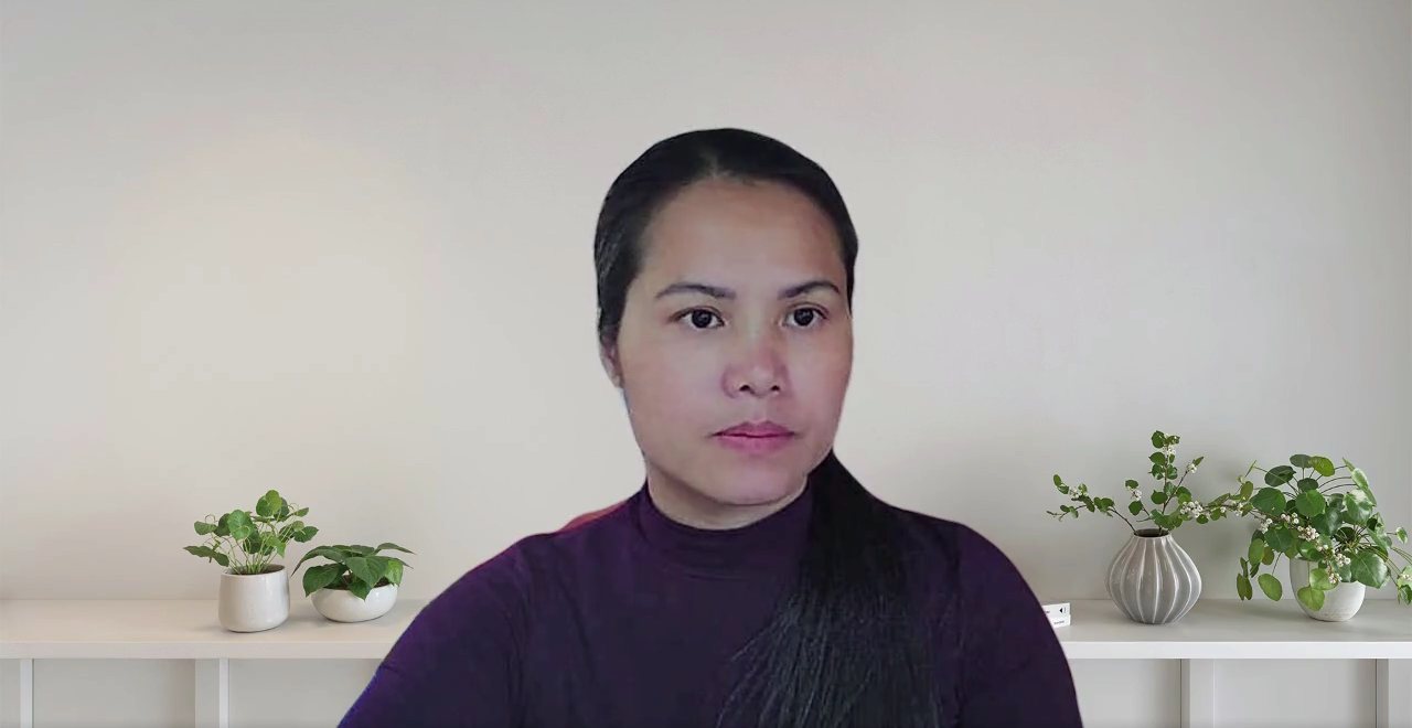 Giang ngồi trước camera trong buổi học thở online.