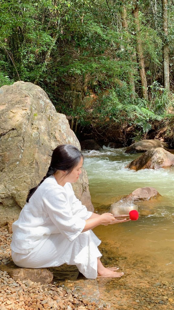 Master Giang Hoang gõ chuông xoay Tây Tạng bên bờ suối Đà Lạt