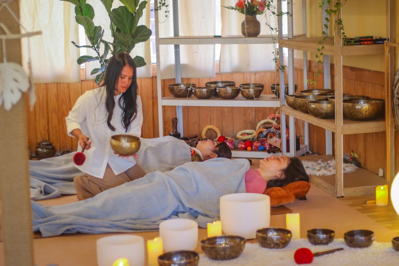 Buổi tắm âm thanh với chuông xoay, nến và ánh sáng dịu tại studio Giang Metta Đà Lạt