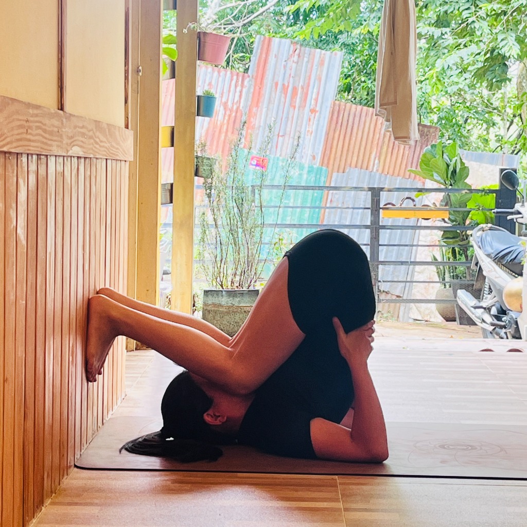 Tư thế cây cày hỗ trợ ở tường (Supported Plow Pose) giải tỏa căng thẳng vùng cổ vai gáy và lưng trên